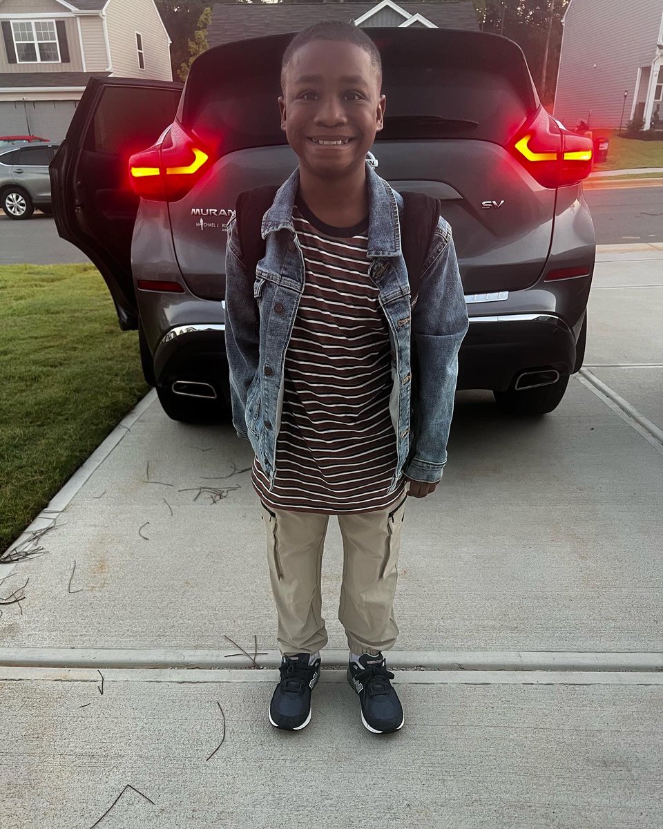 beinmshamby's tweet photo. First day of Kindergarten and First Day of 5th grade. Iβm going to cry after this car rider line. #thefirstborn π https://t.co/ArDs6rOaGi