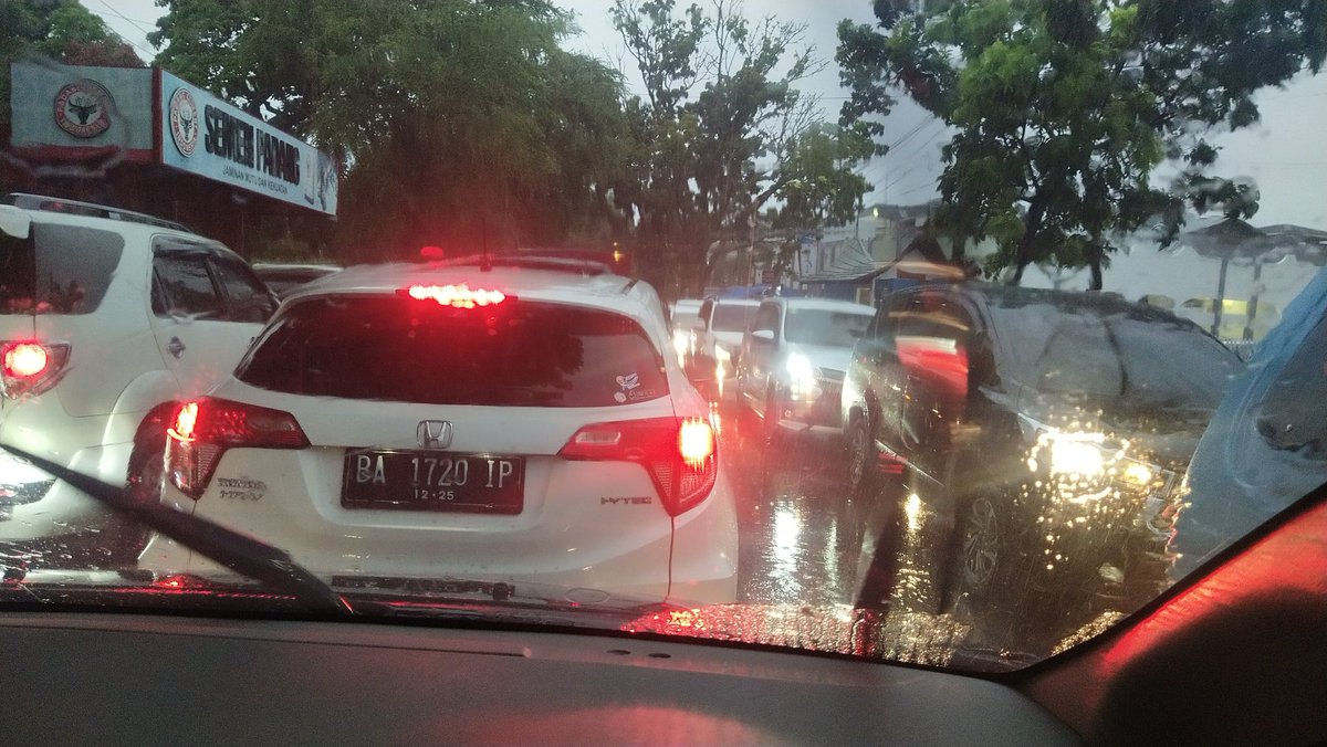 Aguswanto99's tweet photo. Macet total mulai dari jembatan tamsis sampai ke simpang Sawahan, kota Padang. https://t.co/Mszr3iGchj