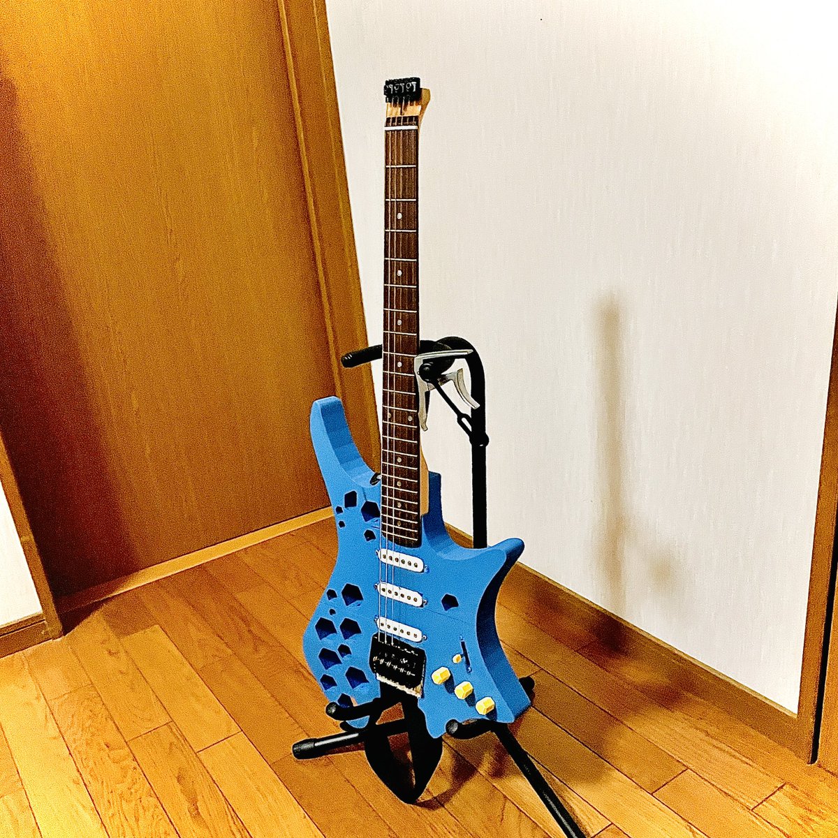 PenG104's tweet photo. ブリッジの高さ合わせました。
Strandbergモドキです。
制作に約2ヶ月かかりました。
最初はトレモロ付けてぇって思ってましたが、付けなくて正解でしたw
時間とお金と場所に余裕ができたら2号機作りたいです。
 #3Dプリンター  #エレキギター  #Strandberg  #3dprinting  #ものづくり https://t.co/wfLc9IOma8