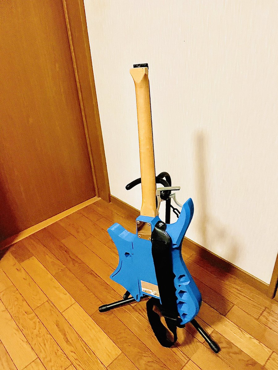 PenG104's tweet photo. ブリッジの高さ合わせました。
Strandbergモドキです。
制作に約2ヶ月かかりました。
最初はトレモロ付けてぇって思ってましたが、付けなくて正解でしたw
時間とお金と場所に余裕ができたら2号機作りたいです。
 #3Dプリンター  #エレキギター  #Strandberg  #3dprinting  #ものづくり https://t.co/wfLc9IOma8