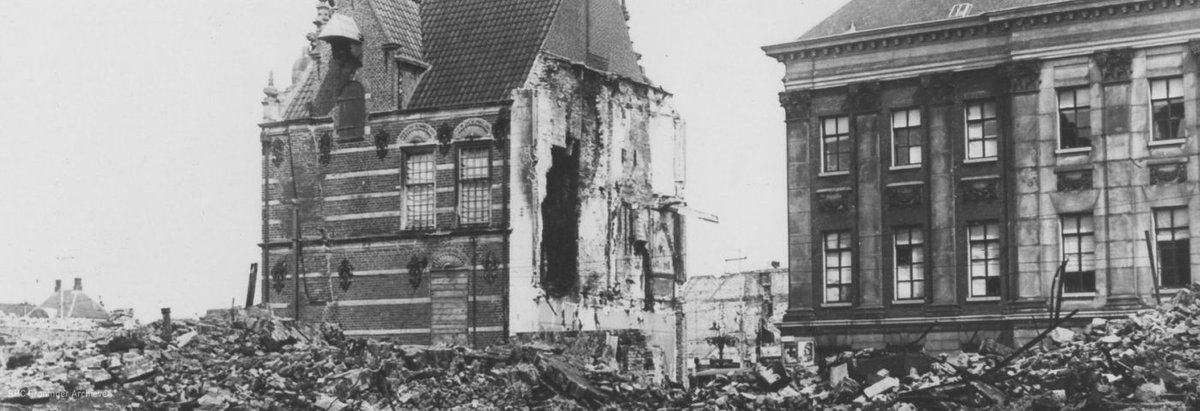 HistorieGro's tweet photo. De stad Groningen kwam niet ongeschonden uit de Tweede Wereldoorlog. Grote delen van de Noord-en Oostzijde van de Grote Markt lagen in puin. Ook de Waag-en Guldenstraat waren compleet verwoest. Er heersten grote vragen rondom de stedelijke wederopbouw van de stad. https://t.co/l51nQ52hsb
