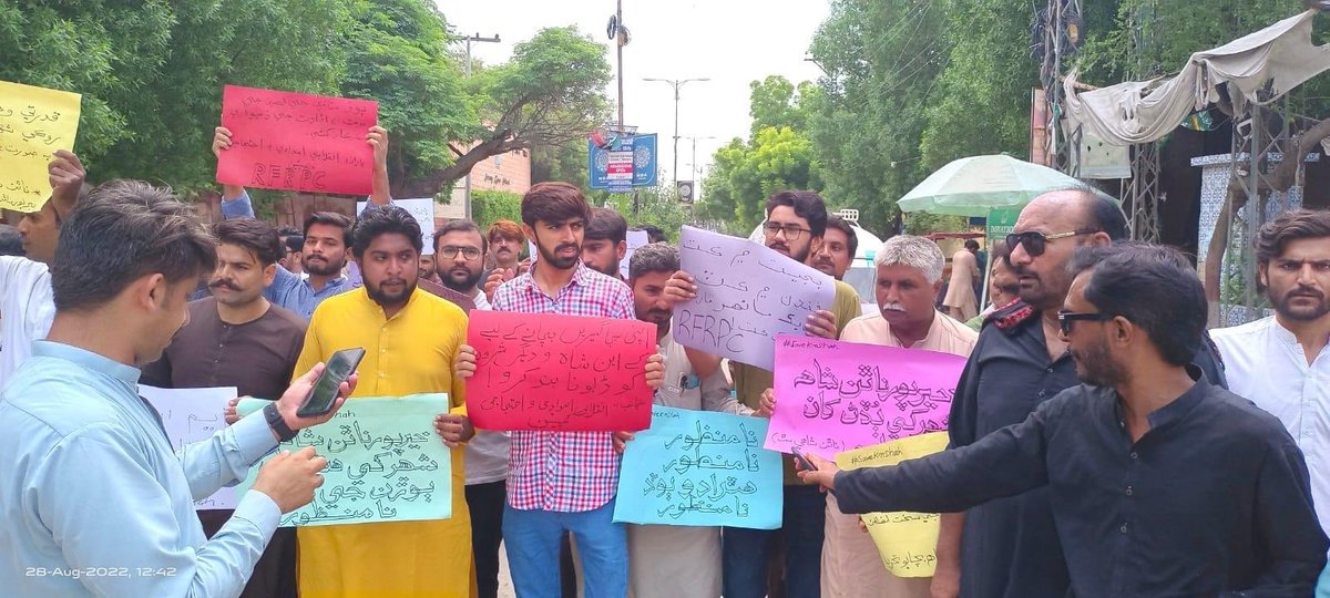 Q_Qarni_'s tweet photo. #حیدرآباد
مقامی ایم این اے کی طرف سے اپنی جاگیروں کو بچانے کے لیے خیرپور ناتھن شاہ شہر کو امکانی طور پر ڈبونے کے خلاف حیدرآباد پریس کلب کے سامنے منعقد کردہ احتجاجی مظاہرہ۔
#FloodsInPakistan
#Hyderabad
#Saveknshah https://t.co/iHUyosqtk3