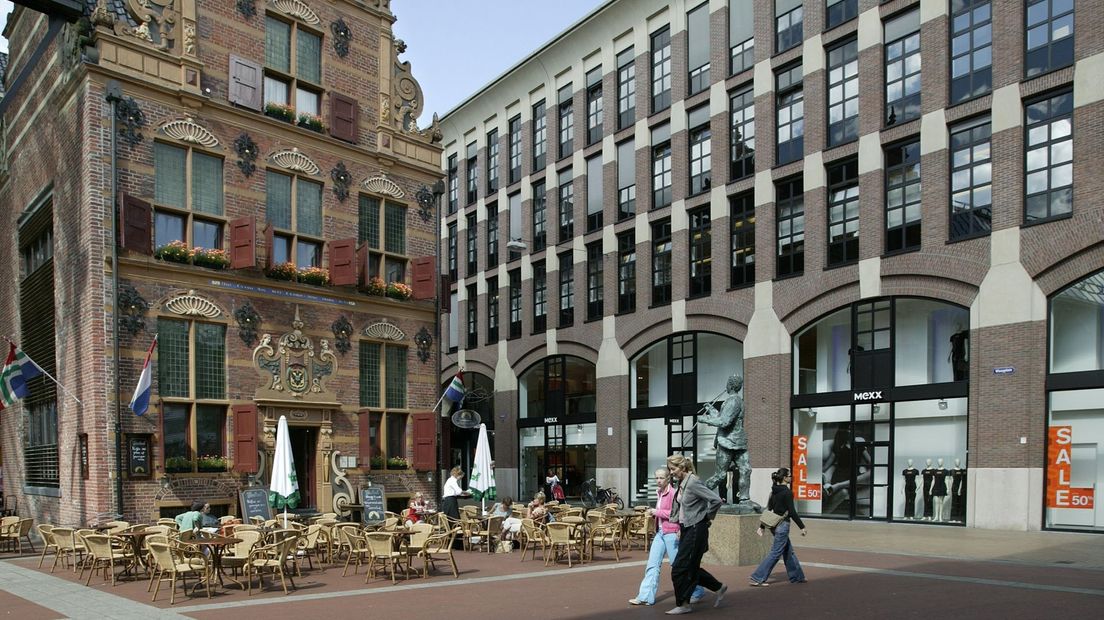 HistorieGro's tweet photo. In 1996 maakte de Stadhuis-uitbreiding van Vegter plaats voor het Waagstraatcomplex ontworpen door Adolfo Natalini. De vier klokken uit Vegter zijn ontwerp kregen op initiatief van het bestuur van het Groninger Klokkenluiders Gilde een nieuwe plaats in de Martinitoren. https://t.co/P2Ys5qIrQY