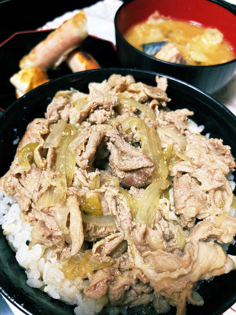 shippo0108's tweet photo. 豚丼🐽
鯖の水煮味噌汁🥣
餃子の皮でソーセージ巻き巻き♡
#おうちごはん
#料理記録
#豚丼
#鯖の水煮 https://t.co/ez3dSi4TIn
