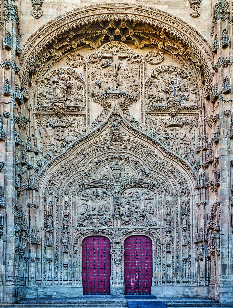 arteviajero_com's tweet photo. Fachada principal de la Catedral Nueva de #Salamanca, esta genialidad fue diseñada por el arquitecto Juan Gil de Hontañón (1480-1526). En ella podemos apreciar una exquisita decoración escultórica #FelizLunes #FelizSemana https://t.co/WirlpjDg4n