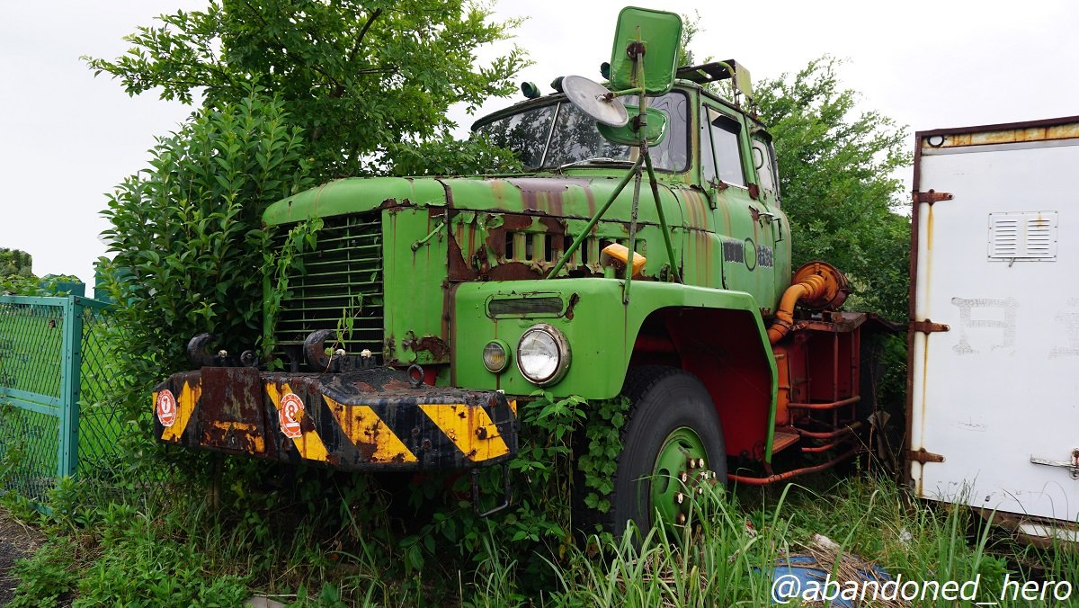 abandoned_hero's tweet photo. 三菱ふそうW250
草に呑まれる大型トレーラーヘッドの廃車体
ボンネットトラックの廃車体というだけで最高ですが、こちらはよくあるいすゞTXではなく、ふそうW250というのがまた珍しい
運送屋さんの記念碑的存在として残されており、元々は同型車がもう一台居たようですが、今は一台が現存 https://t.co/yYlTGnCSve