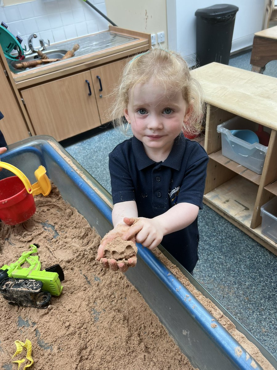 antonineps_nurs's tweet photo. Lots of engagement and creativity this morning ‘look, I’ve made the red planet, it’s hot’! R ‘We need a hammer for this door’ I ‘We’re building a big castle’ G #blocksrock #antohandwb #antoscience https://t.co/VL4kuLc50J