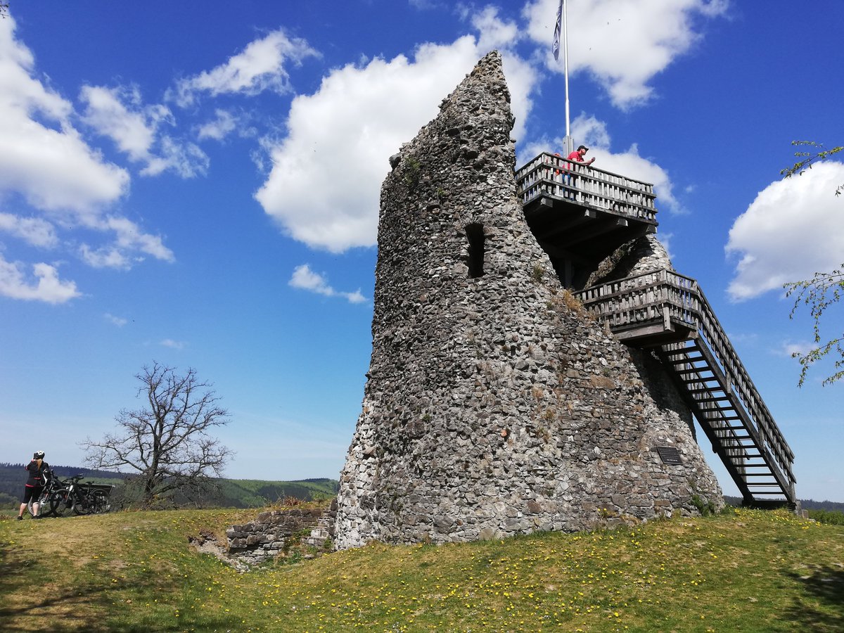 deinsauerland's tweet photo. Die #Burgruine in #Eversberg zeugt von der langen Historie des kleinen Örtchens nahe #Meschede und thront hoch oben auf dem Burgberg. Zusätzlich ist die Aussicht von hier oben echt #phänomenal!
Foto: Anja Weims https://t.co/Q7LroEWfru