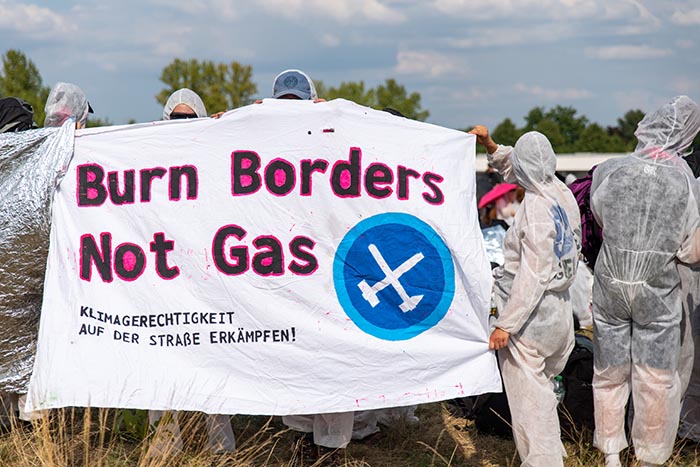 Shut down bullshit industries! Vom 9. bis zum 14.08.2022 trafen sich 3000 Menschen zum System Change Camp in Hamburg mit vielen Veranstaltungen, Workshops und direkten Aktionen gegen den Ausbau fossiler Infrastruktur. Ein Fotorückblick: umbruch-bildarchiv.org/ende-gelaende-… @Ende__Gelaende