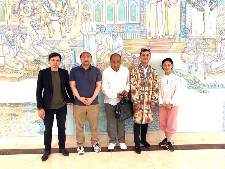 akkoakkoak's tweet photo. サマルカンドにつくとバフシの方々の歓迎の演奏。即興たっぷりの私たちにむけた出会いを祝う歌。いろいろお話しを聞いたあとは、ご自宅に招かれ、プロフ、ドライフルーツの歓迎ランチ。ジューシーで濃厚なレーズン 、アプリコットの概念が変わる。
#samarkand #bakshi #dryfruit #palov
#uzbekistan https://t.co/36u88g29VS