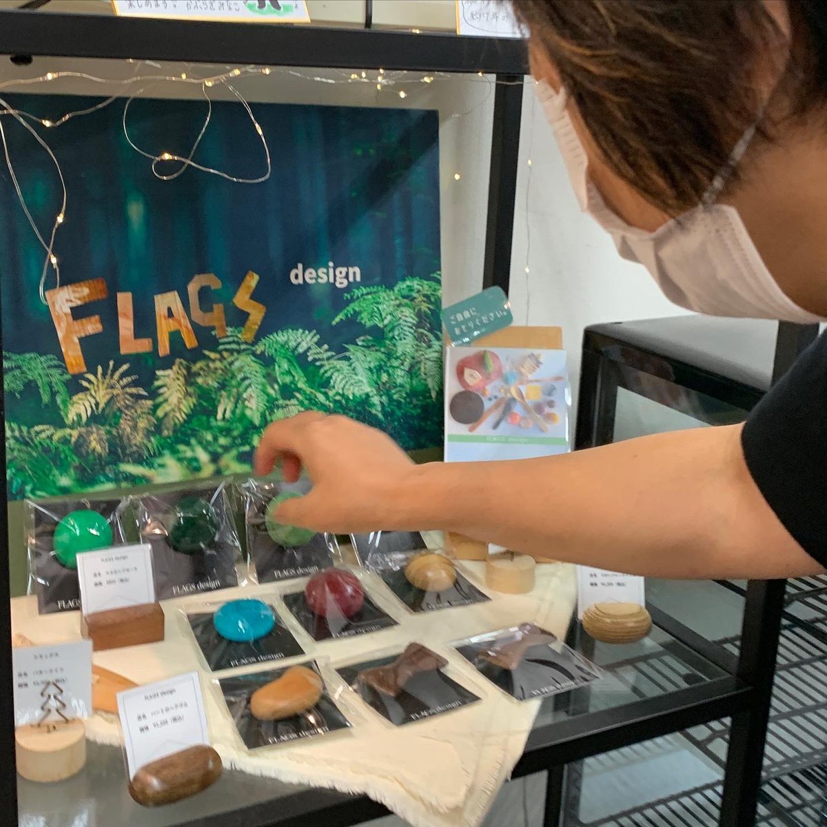 FuchuTerrace's tweet image. 「一点ものマカロンブローチ」
唯一無二の色、形です！
by @flags_design 

府中テラスにて展示&amp;amp;販売しています！
オンラインショップには他にも様々な作品がありますよ！！

#自分カラーを身につける

#flagsdesign #府中カフェ #府中グルメ #府中