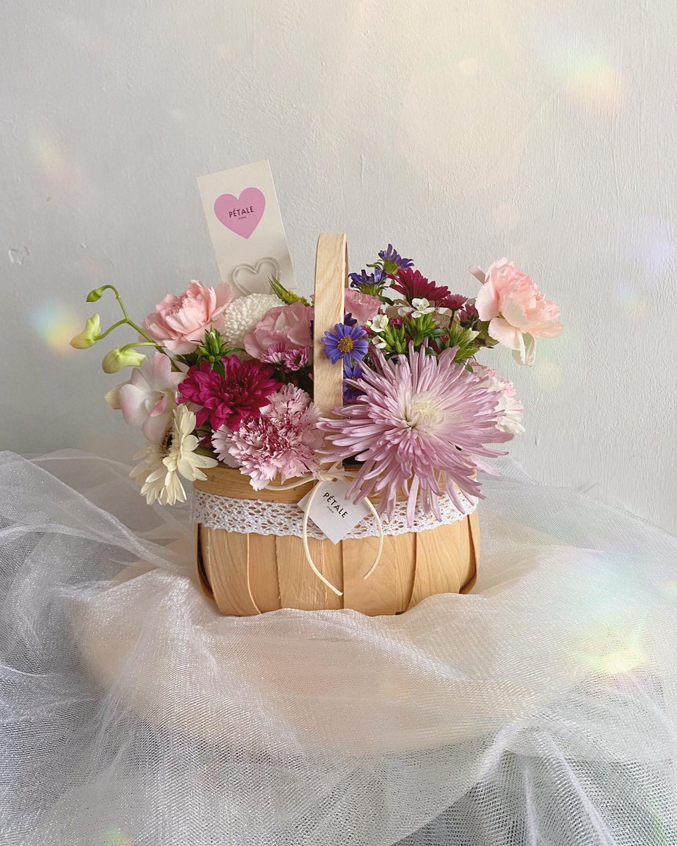 PetaleStudio's tweet photo. Flower is the most powerful and beautiful way to tell someone you’re thinking of them ♡ https://t.co/U0APZBQ2Ch