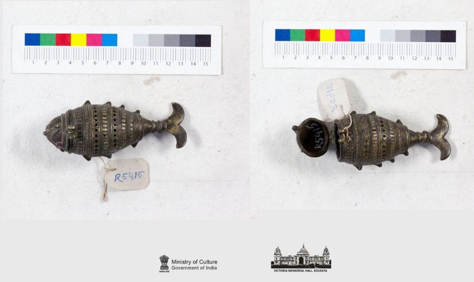 victoriamemkol's tweet photo. A dhokra betel box in the shape of a fish with a lid, made up of bronze. It was used for storing betel leaves.
Accession Number - R5415
Period - 20th century
Purchased from Arati Mallick.
#vmh #victoriamemorialhall #ministryofculture #vmhcollections #museumfromhome #betelbox https://t.co/e4qpkOJcti