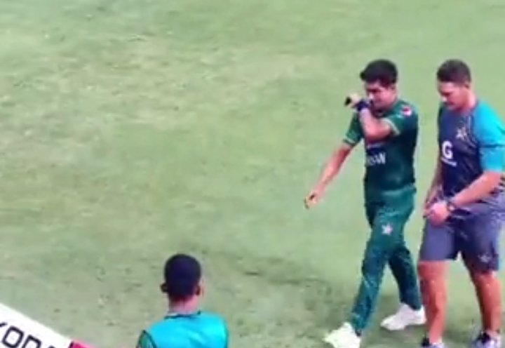 SAKHAN_23's tweet photo. NASEEM Was Crying When He Left The Field After Completing His Spell.
This Shows #INDvsPAK is more than a Game!!
Chin Up Boy You Gave 200%. https://t.co/OCZhasyDta