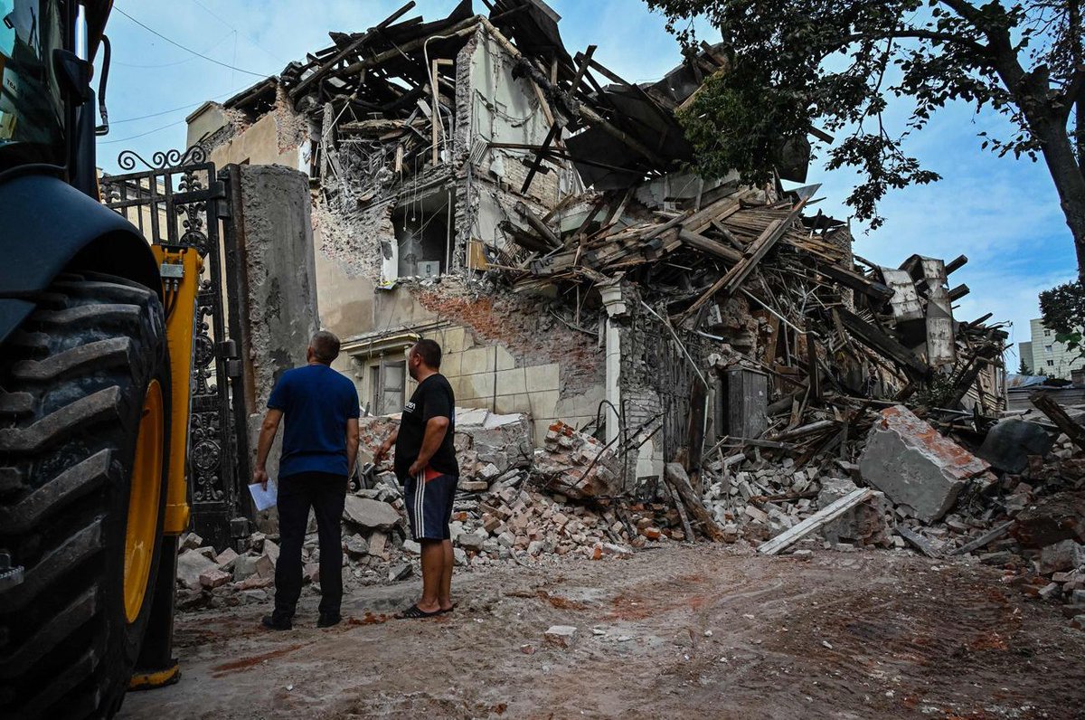 zav_raya's tweet photo. Consequences of night shelling in Kharkiv on August 29, 2022. #Ukraine #war #RussianAggression #RussianWarCrimes #RussiaIsATerroristState https://t.co/u7UCgfWS42