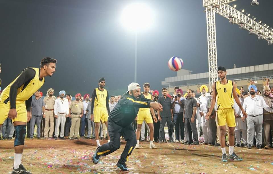 Guru Gobind Singh Stadium witnessed perfect start for #KhedanVatanPunjabDiyan as CM @BhagwantMann himself participate in a volleyball match to kickstart the games. Massive applaud by the crowd cheered CM for the match and he exhibited remarkable sportsmanship on the ground.