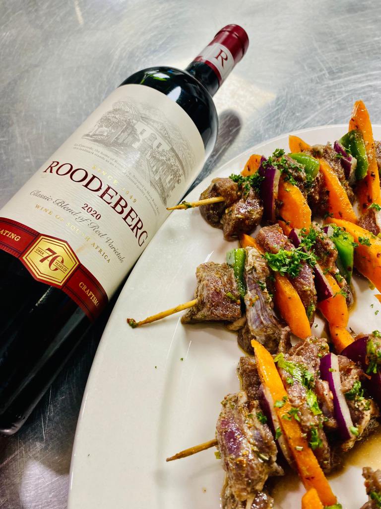 GoatmeatBoxes's tweet photo. Exceptional Taste and Tenderness with our Red Wine Soaked Hiat meat kebabs @Roodeberg_Wine 2020 Red Selection 🍷…

Perfectly seasoned and tender with taste 🍛❤️🐐🍚
#delicious #tendercutsmeat #goatmeat #creative #chef #africancuisine #cookingwithredwine #cookingwithredwine #goat https://t.co/M2YLrIw78V