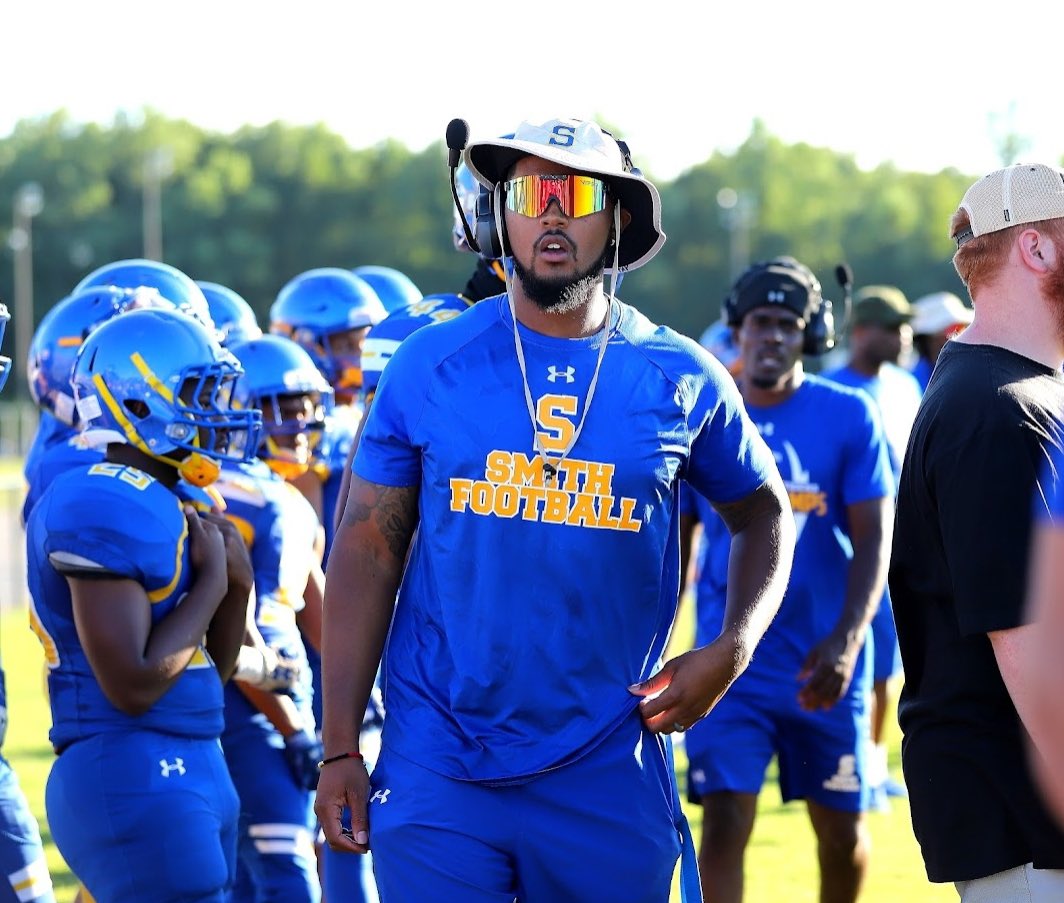 CoachEddie2's tweet photo. WHO coach them SMITH SET QB’s?!?👀👀👀🎸🔥😎📚……..🤦🏾‍♂️duuuuuuh the #1 QB developer in the Area…..🗣@CoachThourogood me and LAB in the cut just learning and watching😎🎨📝 “Touchdown to Extra point!” 🗣🙌🏾
@OscarSmithFB ROCKSTAR STAFF📚🎸🎸🎸🎸🎸🔥🔥🔥🔥🎥🔌 https://t.co/LOYzrihd3E