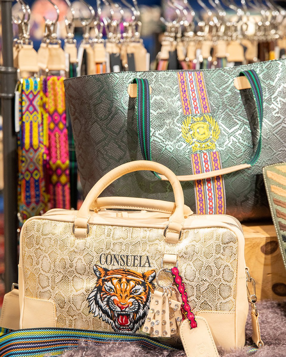 AmericasMartATL's tweet photo. Pack your bags and book that travel because Fall Market is in a few weeks. Click here to secure your hotel for September 19-21: https://t.co/Nh4d3DNbEV
#AltMkt
pictured: @ConsuelaStyle in Ivystone https://t.co/Ob7j2FdYs2