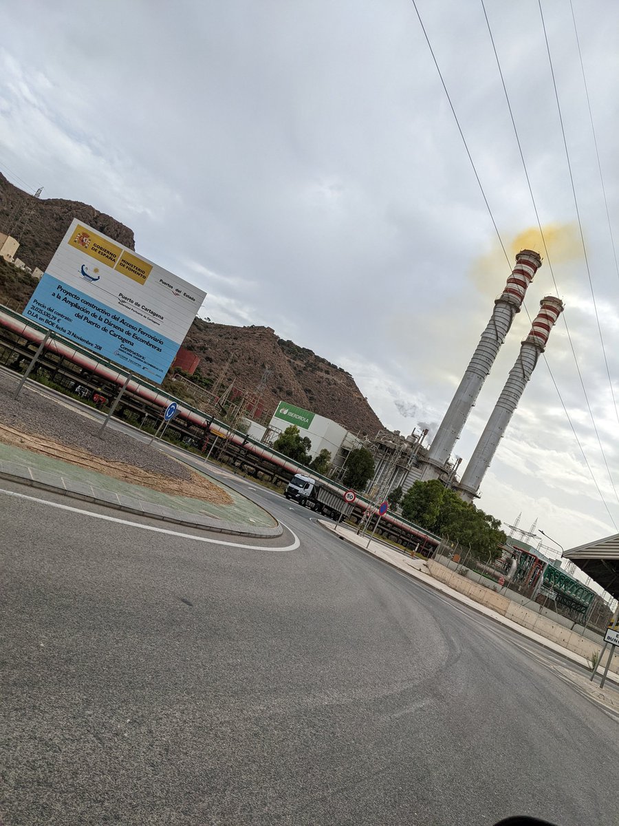 PabloUPCT88's tweet photo. Una central térmica de ciclo combinado contaminando la atmósfera quemando fuel en lugar de gas natural #bastadecontaminar #cuidaremoselplaneta @interiorgob @Industria_CCOO @mincoturgob https://t.co/FZWDCiYk8c