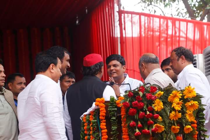 MLCVijay's tweet photo. समाजवादी नेता चौधरी स्व.रघुवीर सिंह प्रधान जी (मेरे बाबू स्व.रामकरन दादा के करीबी रहे ) उनकी प्रतिमा का अनावरण कार्यक्रम नोएडा में राष्ट्रीय अध्यक्ष श्री @yadavakhilesh जी के साथ युवा नेता पुत्र आशीष यादव राहुल। https://t.co/H0ImkMM5It