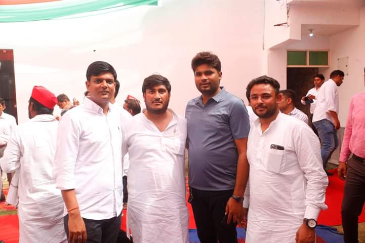 MLCVijay's tweet photo. समाजवादी नेता चौधरी स्व.रघुवीर सिंह प्रधान जी (मेरे बाबू स्व.रामकरन दादा के करीबी रहे ) उनकी प्रतिमा का अनावरण कार्यक्रम नोएडा में राष्ट्रीय अध्यक्ष श्री @yadavakhilesh जी के साथ युवा नेता पुत्र आशीष यादव राहुल। https://t.co/H0ImkMM5It
