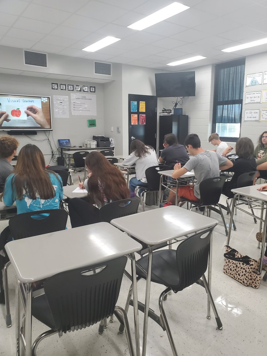 lchandler_DMS's tweet photo. WWHS Ss are engaged in their #MindsetMonday lesson. Ss are learning the proper way to take notes during class. #GoodStudyHabits @WWHSPanthers @iPartnersCCS https://t.co/8wL908uyHt