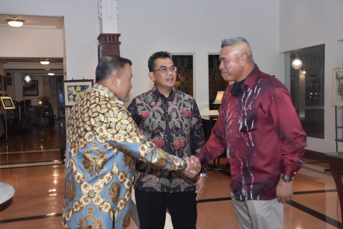 MPA_Barat's tweet photo. Senang Bertemu Bapak2…

Delegasi @tldm_rasmi &amp; @_TNIAL_ beramah mesra semasa Majlis Makan Malam Rasmi sempena #ExMALINDOJAYA 26AB/22. Acara ini mengeratkan lagi kemesraan yang sedia terjalin.

@fmyeor
#NavyNews
#DefenceDiplomacy
#RPEX22 https://t.co/YoxIGoe7tR