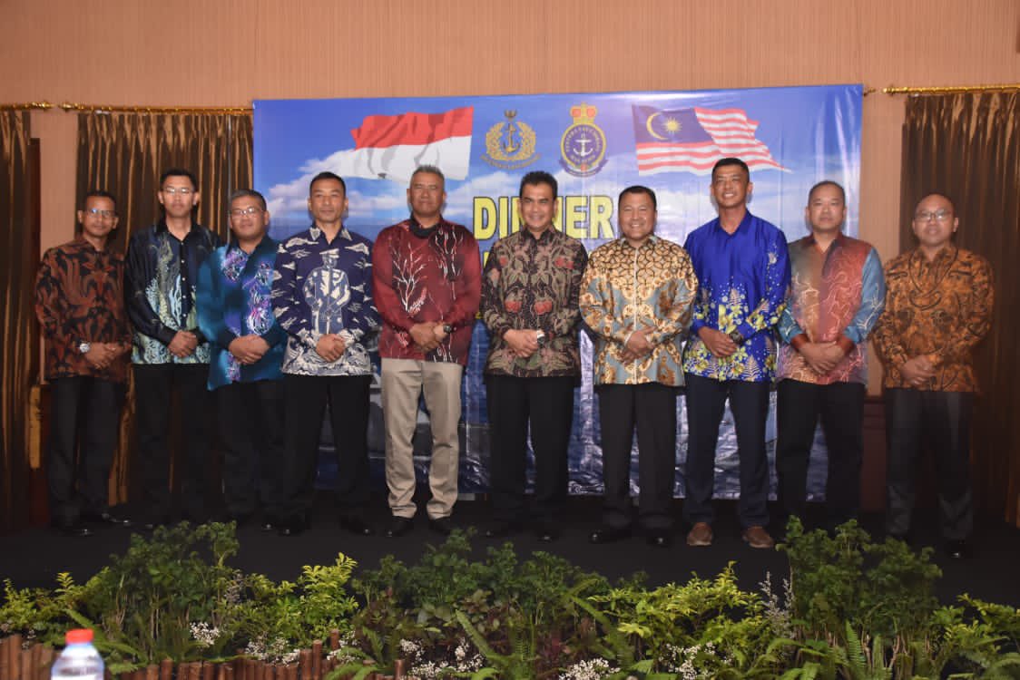 MPA_Barat's tweet photo. Senang Bertemu Bapak2…

Delegasi @tldm_rasmi &amp; @_TNIAL_ beramah mesra semasa Majlis Makan Malam Rasmi sempena #ExMALINDOJAYA 26AB/22. Acara ini mengeratkan lagi kemesraan yang sedia terjalin.

@fmyeor
#NavyNews
#DefenceDiplomacy
#RPEX22 https://t.co/YoxIGoe7tR