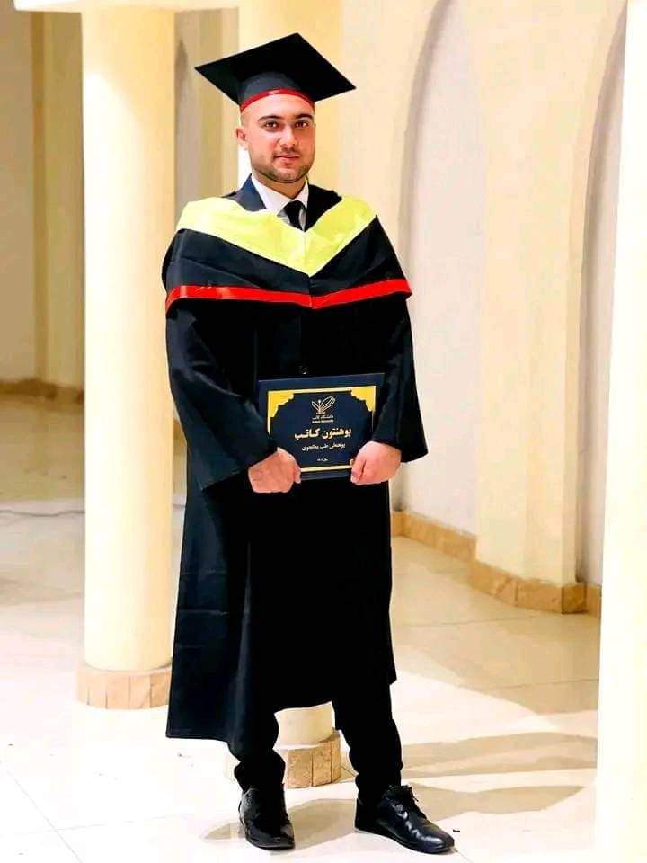 janansh48's tweet photo. بدبخته ملت یو:
دا مو وطن خال دي 😢
ډاکټر صيب امير بارکزى تېره ورځ د کاتب پوهنتون له معالجوي طب پوهنځي فارغ شو او پرون د نامعلومو کسانو له لوري د چاقوګانو په ګوزارونو شهيد شو.  د افغان انسان او ډاکټر ژوند دومره مختصر, له ارمانه ډک او بې معنى دى 😰😰 :
#BanTaliban 
#Panic_Pandemy https://t.co/UYQhy99rfY