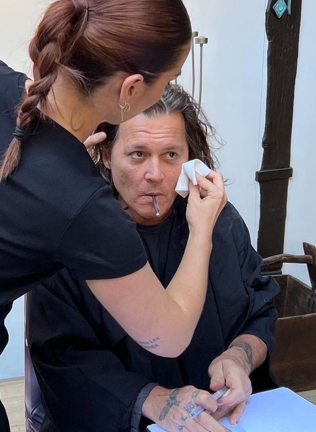 jdeppfxnn's tweet photo. johnny fr said fuck the script i dont like it https://t.co/I3BSmEx5JA