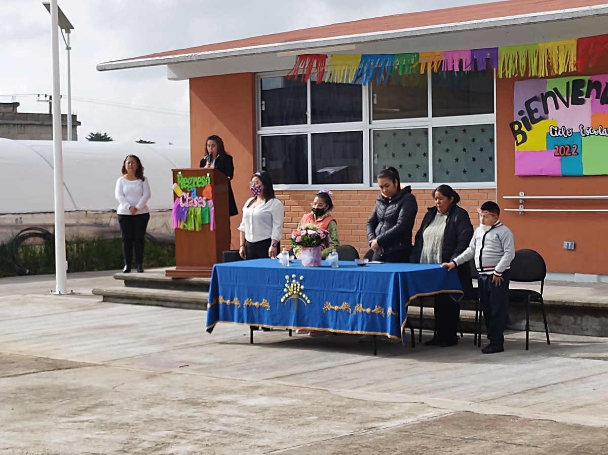 Cam5Temoaya's tweet photo. Se realizó la ceremonia de inicio de #cicloescolar en el cam no.5 Dr. J. De Jesús González de #Temoaya #edomex.@lucero082 @RebecaSaldaa13 @TinocoGRogelio @geramonro05 @MaryloreSol Éxito en este primer dia de clase. https://t.co/WO7qXtt7Ym