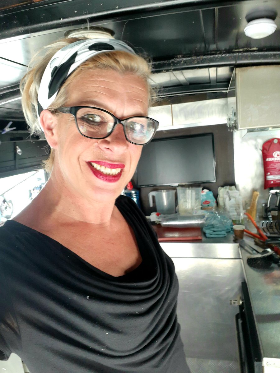 Maarja_dan's tweet photo. M'n weekend doorgebracht op een festival in een foodtruck....was tof! ( Heb dan wel vakantie...) #makingaliving #singlemom #indofood #bikerfest https://t.co/f41STUKw7d