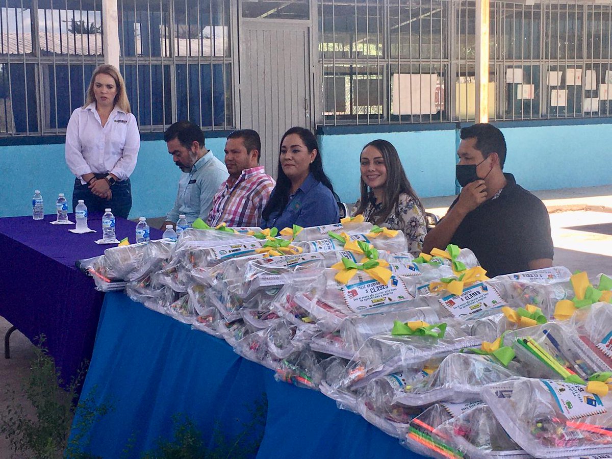 AOASSoficial's tweet image. #AOASS y #Proaoass  en conjunto con @GrameenMX, entregamos útiles escolares a niños de la escuela "Héroes de Chapultepec" de la comunidad de Agua Blanca. Con el fin de apoyar a los niños en su regreso a clases. 
#VoluntariadoAOASS
🤓📗✏️