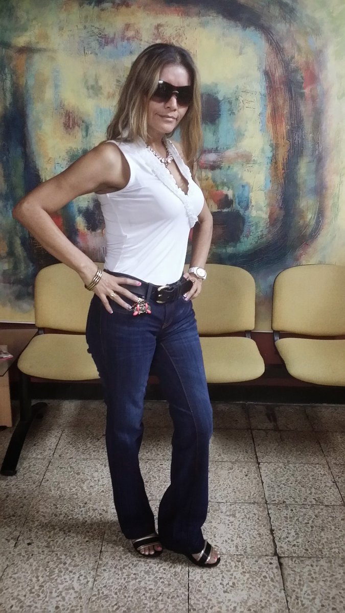 RadioRumbaEc's tweet photo. Con mucha presencia y sonrisa picarona llega a la cabina de #RadioRumbaNetwork, nuestra bella y querida "Dama de la salsa" @lidiaronquillo para dar inicio al programa #LaClave junto a "Dj aventurero" #EdisonPoveda 📻🎶🎶🎙😍❤🎧🤩 https://t.co/oSkeq0zoCS