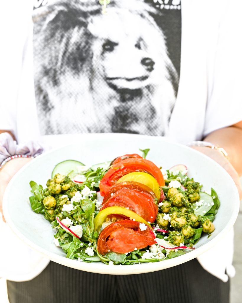 Tomato Salad all day! 🙌 peppery arugula + fresh basil, ripe heirloom tomatoes, cucumber, feta, basil pesto chickpeas and balsamic vinaigrette 😋 #glutenfree #eathereindy