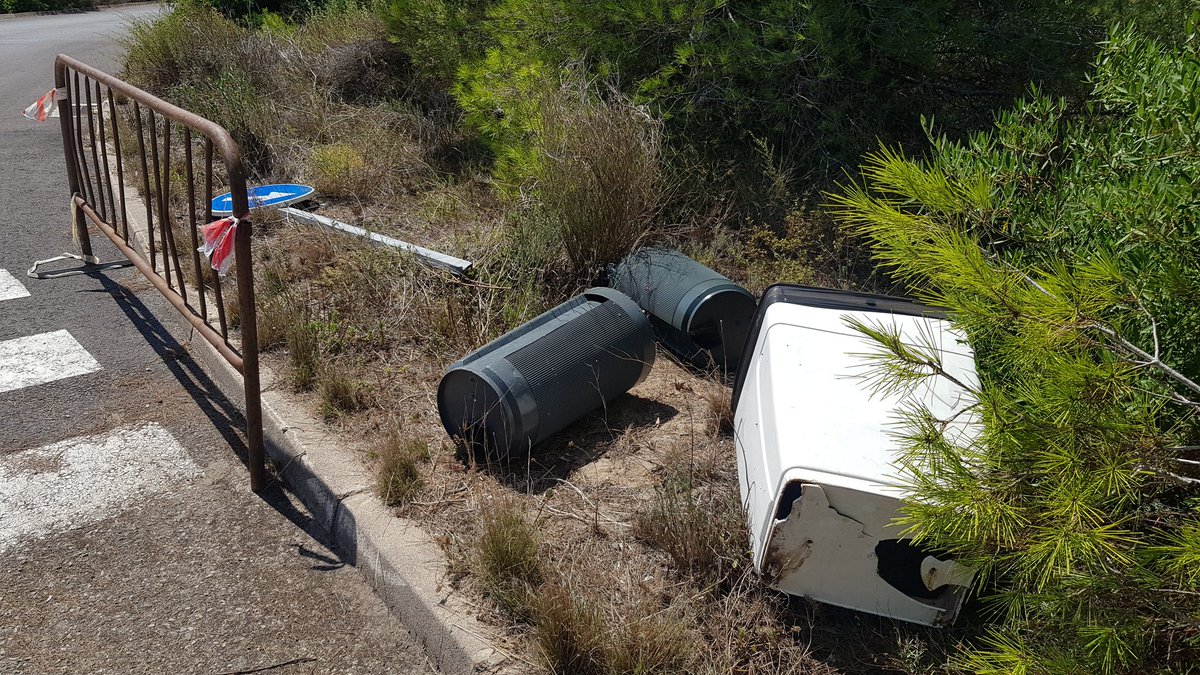 Max__Valero's tweet photo. #Vandalismo en la #Devesa de #ELSALER todo el verano. Llamadas a @policialocalvlc y denuncia a @guardiacivil Cristales en el asfalto, destrozos en mobiliario, acoso a vehículos, barricadas en la carretera, peligro para todos ¿Qué hacemos @AjuntamentVLC @joanribo @AaronAytoVlc https://t.co/aVcew7lmnl