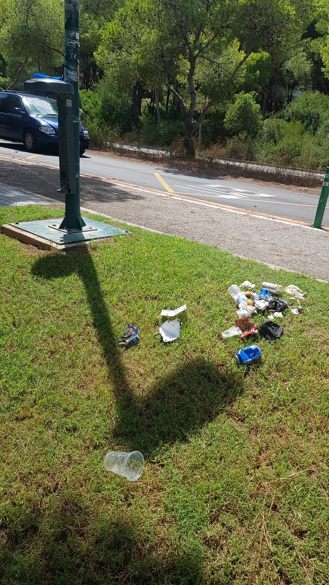 Max__Valero's tweet photo. #Vandalismo en la #Devesa de #ELSALER todo el verano. Llamadas a @policialocalvlc y denuncia a @guardiacivil Cristales en el asfalto, destrozos en mobiliario, acoso a vehículos, barricadas en la carretera, peligro para todos ¿Qué hacemos @AjuntamentVLC @joanribo @AaronAytoVlc https://t.co/aVcew7lmnl