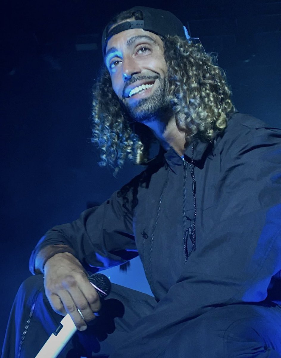 PNLTour2022's tweet photo. J’sors un sourire, j’me dis qu’il est faux 😃
#PNLTOUR2022 #PNLLive2022 #ROIART22
📸@Djuudorange https://t.co/ZQLRDTz2gn