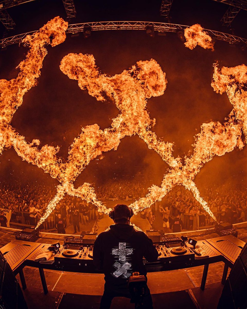 MartinGarrix's tweet photo. ❤️❤️❤️ MERCI @VandBFest for last night! wow wow wow 🤯🔥 Je vous aime https://t.co/mMa581C1Zg