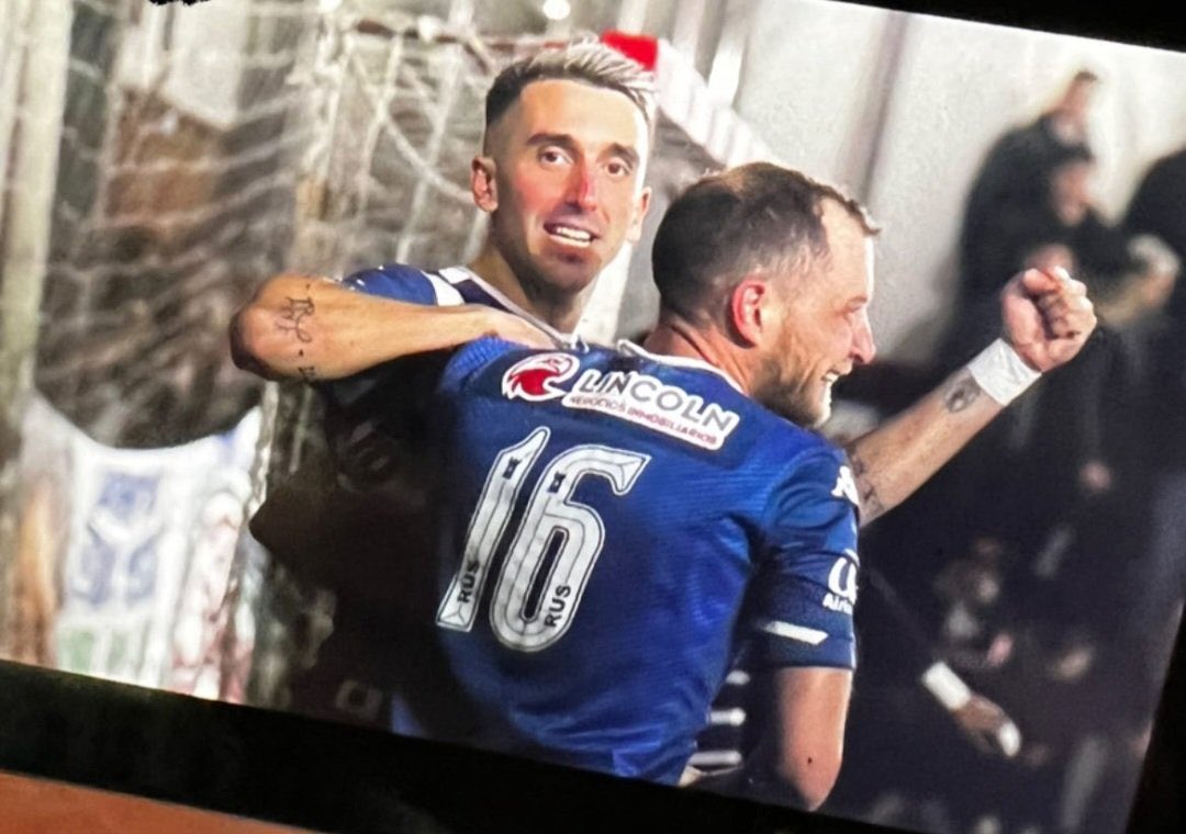 elshowdevelez's tweet photo. ✅ EMPATE QUE SIRVE
⚽️ #Vélez empató 1 a 1 con #PrimeraJunta por la Fecha 18 del Torneo de Futsal de #AFA. El gol fue de Cristian #Intorre.
ℹ️ El Fortín acumula 42 puntos producto de 13 victorias, 3 empates y 2 derrotas, para seguir puntero del Campeonato. https://t.co/GBC810Ia5X