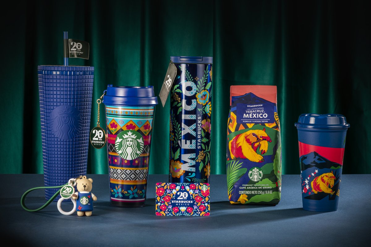 StarbucksMex's tweet photo. #UnStarbucksPara celebrar 20 años contigo. 💚🙌

Si eres miembro de Starbucks Rewards ven antes que nadie por la exclusiva colección de 20 aniversario que ya puedes encontrar en tiendas. 

¡Ven por tu favorito!

#StarbucksMéxico20 https://t.co/Lmxcplw7nJ