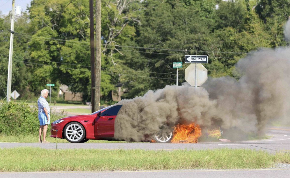 Bama_Sass's tweet photo. A bystander reached out and shared the photos they took while my grandfather was waiting for the FD and water tanker they use for car fires #TeslaPlaid @Tesla @elonmusk https://t.co/VOw8XFjLO1