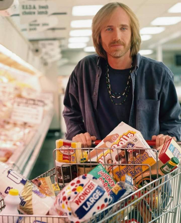 crockpics's tweet photo. Tom Petty at the grocery store. https://t.co/dO5T7vTSLY