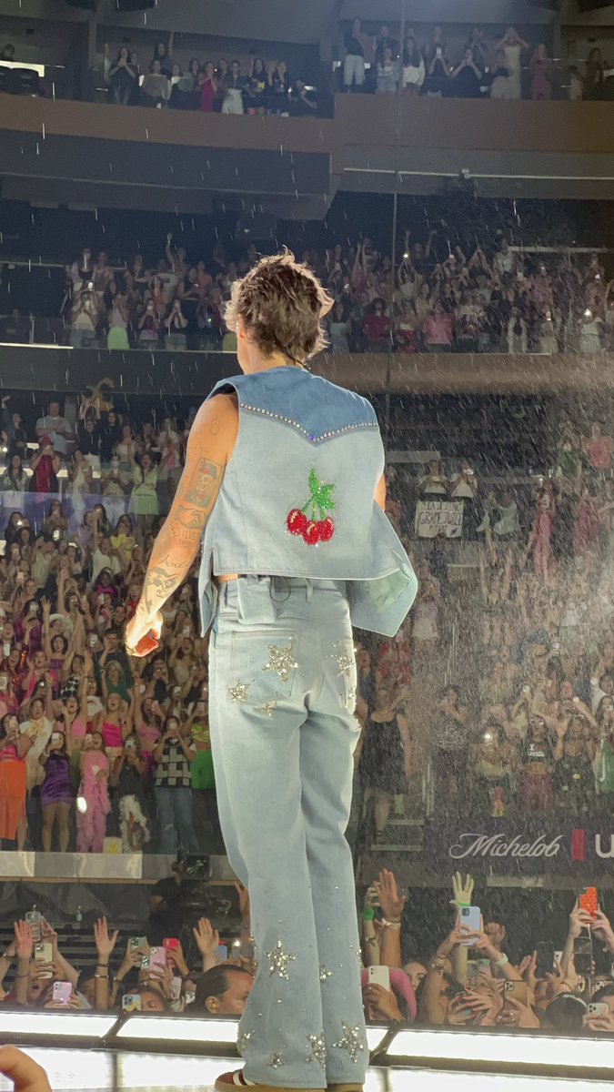 safehevon's tweet photo. blue jeans and cherries 🍒🍒🍒🍒 https://t.co/0WRM8rDZAC