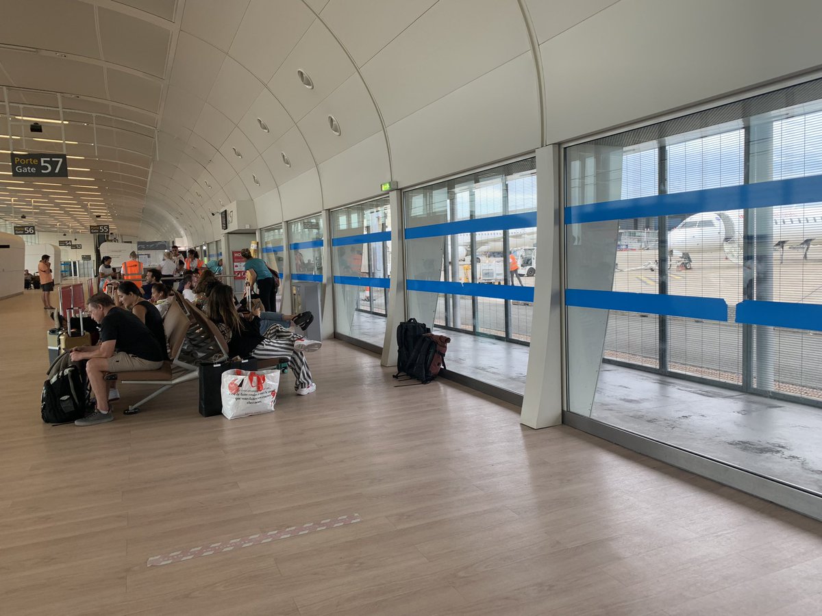 SoniaBanos's tweet photo. Tirados en Burdeos porque un dron está sobrevolando el aeropuerto Barajas y está paralizando los vuelos aéreos. 
Más de dos horas de retraso , nos han dicho. https://t.co/hDdNjO01ve