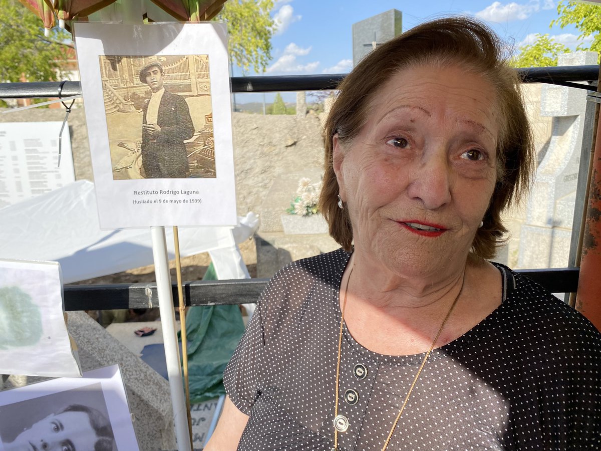 ctxt_es's tweet photo. Cándida tiene Alzheimer, pero cuando ha visto la foto de su padre (Restituto Rodrigo) junto a la fosa…ha roto a llorar. El olvido está lleno de memoria. https://t.co/OoAehqEmJn