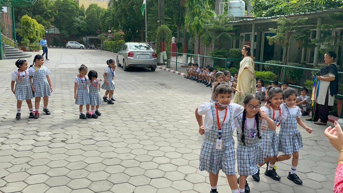 TanuMathur10's tweet photo. Sports are the best means of avoiding lethargy and shaping oneself to be strong and active. Ss of Prep B enjoyed three legged race while celebrating #NationalSportsDay in #Ahlconint.
@ashokkp @y_sanjay @ShandilyaPooja @PoojaTalwar11 @sdg4all #healthylifestyle https://t.co/rnGfuipRsv