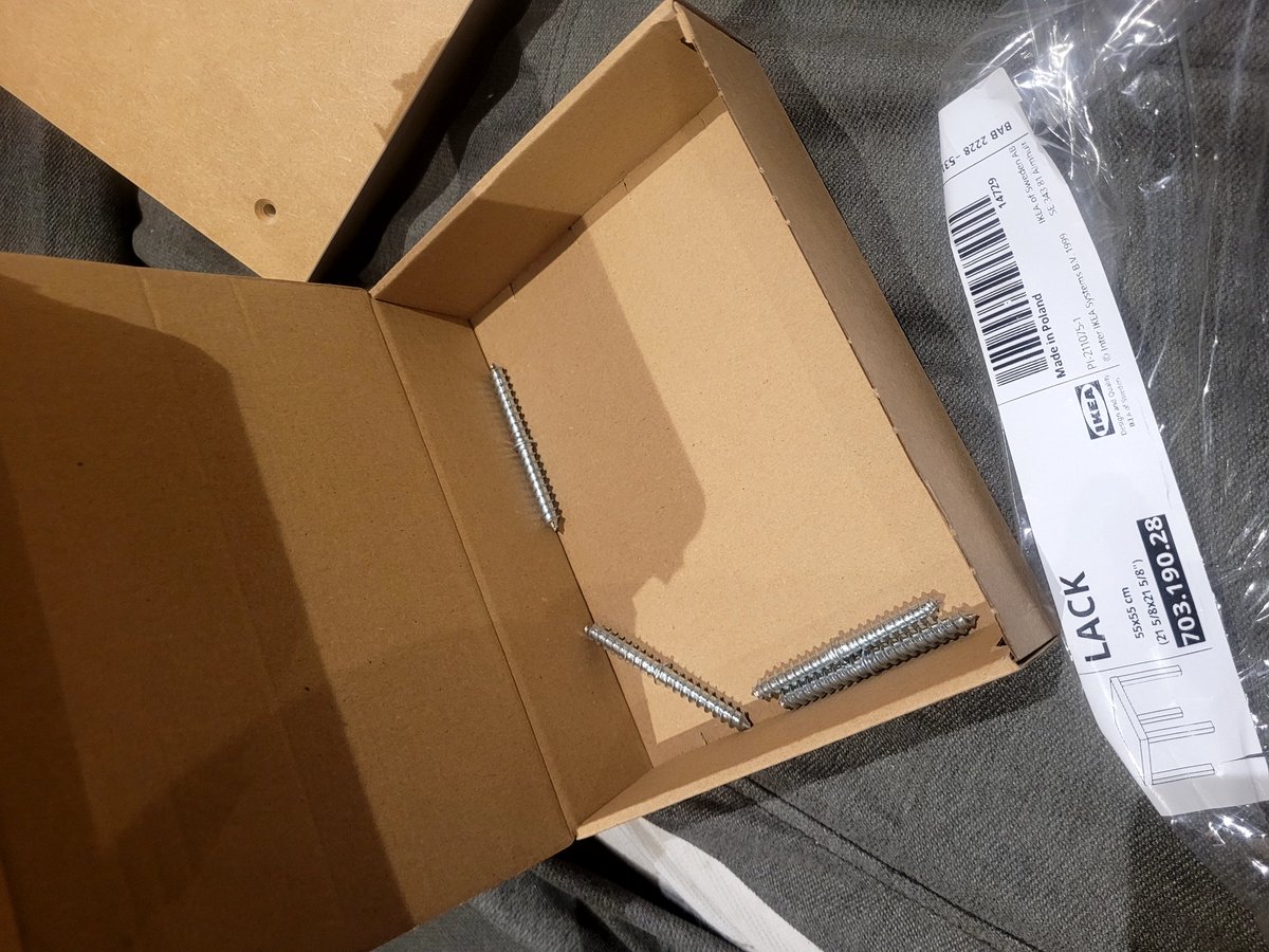 TontonEuloge's tweet photo. Heeeuuuu dites à tantine @GretaThunberg  qu'il faut rentrer voir tonton @IKEA il fait n'importe quoi. Pour 4 vis voilà le carton... allez demander pardon à la forêt. 🤨 https://t.co/IaM6nyu3xh