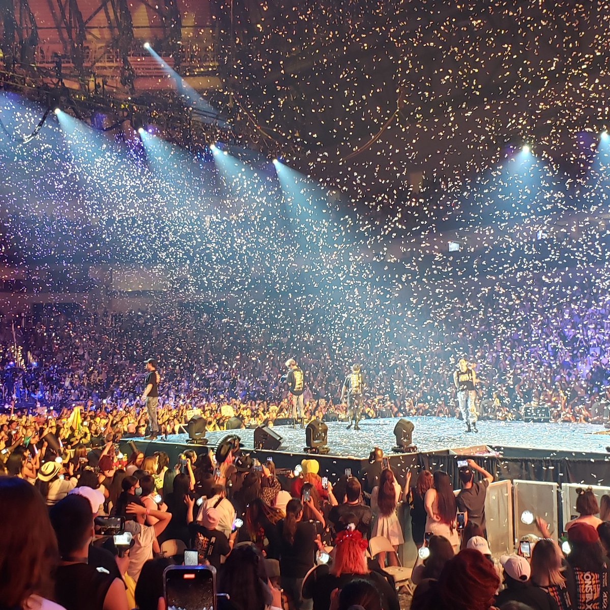 chaos__dad's tweet photo. A Top 5 night!! Very glad Ash and Libby didn't catch me throwing it back and spilling water ~twice🤟🏻🤠~
💜Thank you @OfficialMonstaX💜 (and sorry for the way we "performed" Ongshimi) #MONSTAX #MONSTAXUSTOUR #MonstaXNoLimit #MonstaXinFortWorth https://t.co/z567EUlMFL